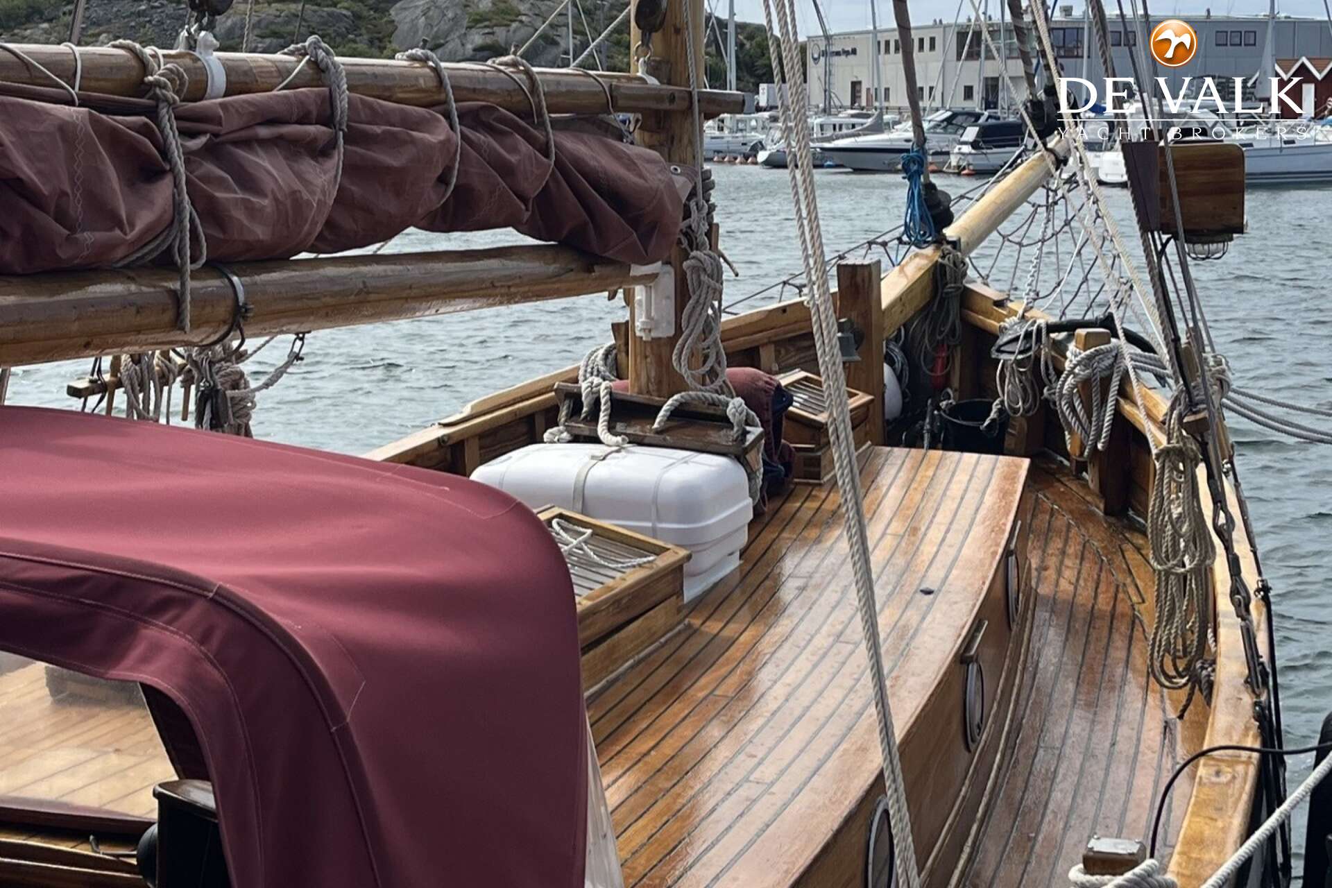 Small sailing ship From Laso — foto 4 van 35