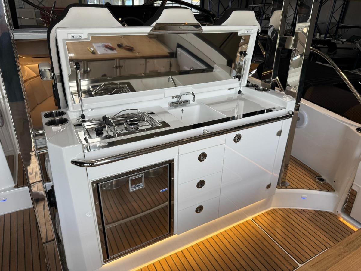 Jeanneau Cap Camarat 10.5 WA S2 op voorraad. Dit schip is aanwezig op de yamaha stand van hiswa te water 2026. — foto 24 van 35