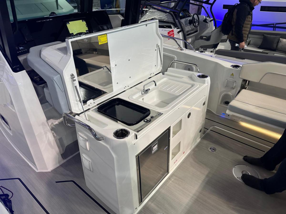 Jeanneau Cap Camarat 9.0CC S2 nieuw model! Dit schip is aanwezig op de Yamaha stand van hiswa te water 2026. — foto 16 van 33