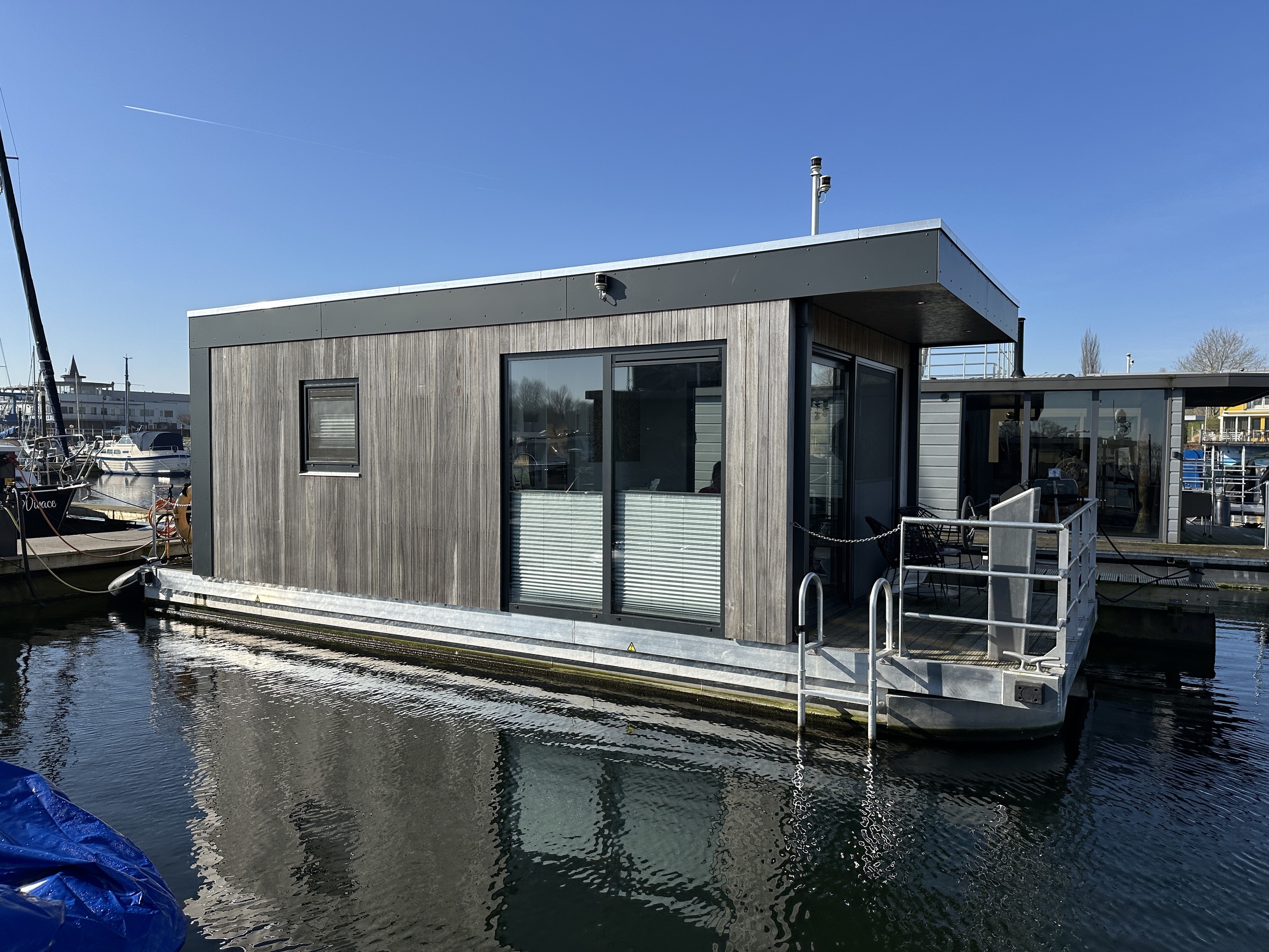 Gielissen Marin Home 32 Tiny Houseboat — foto 1 van 43