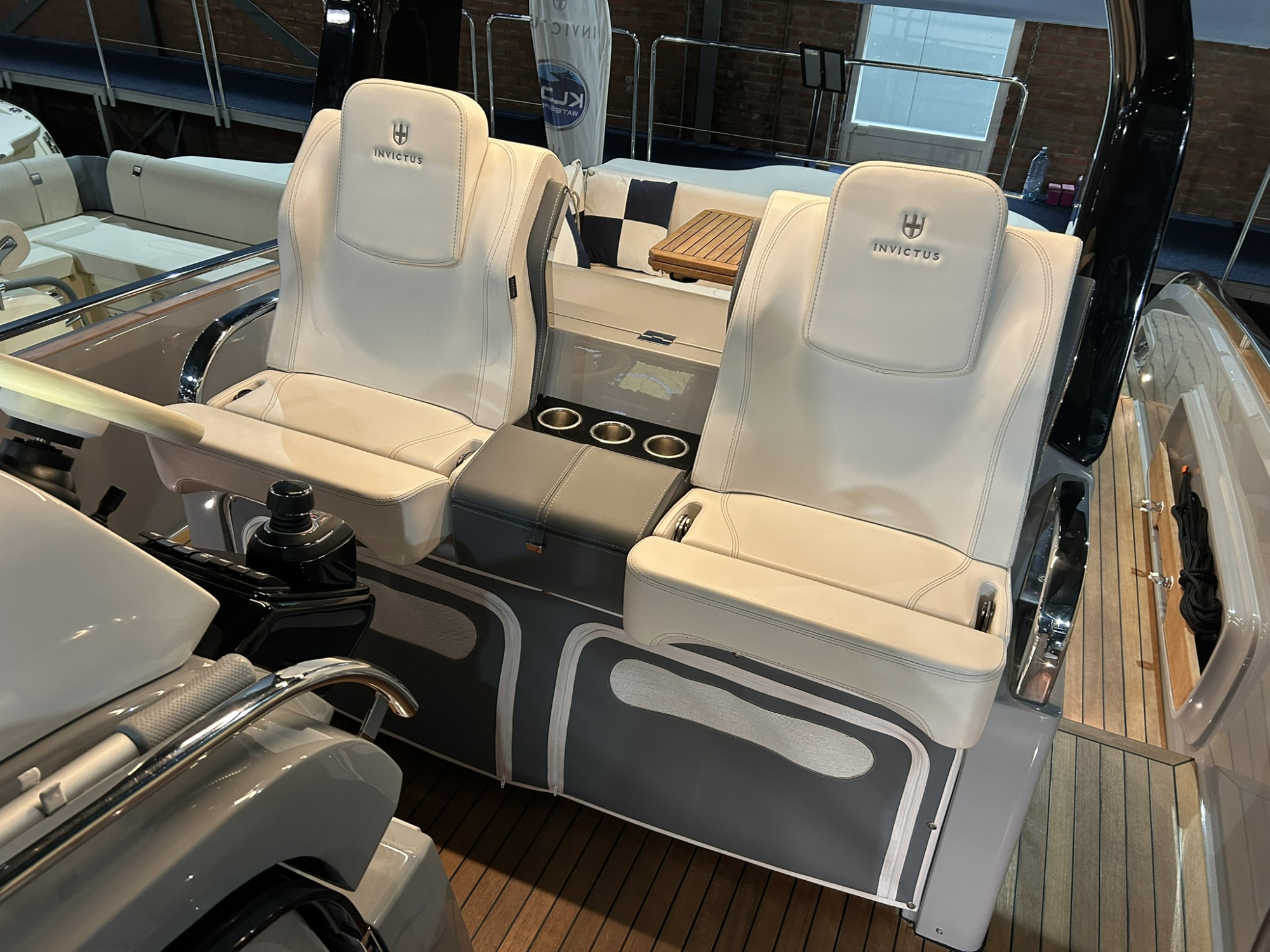 Invictus yachts Invictus 320 GT met 2 x Mercruiser 270 pk diesel van 2024! — foto 10 van 18