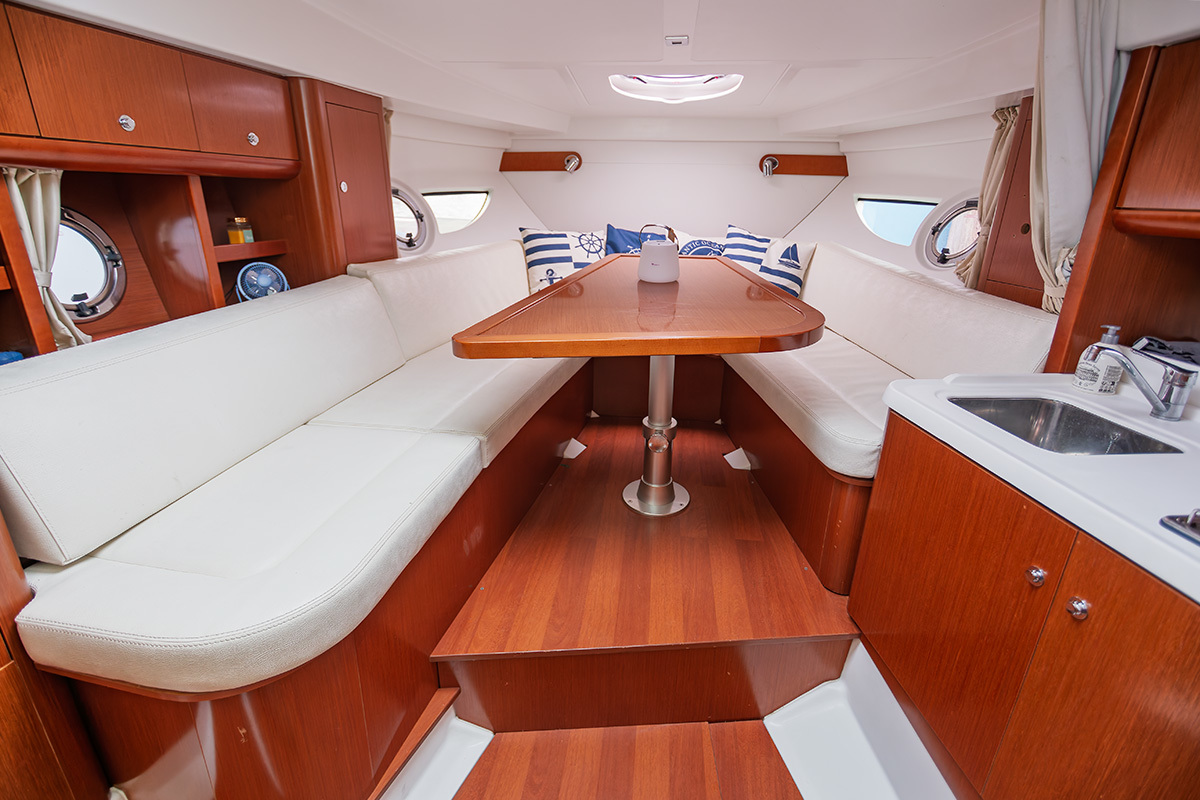 Goed onderhouden sportieve motorboot — foto 37 van 55