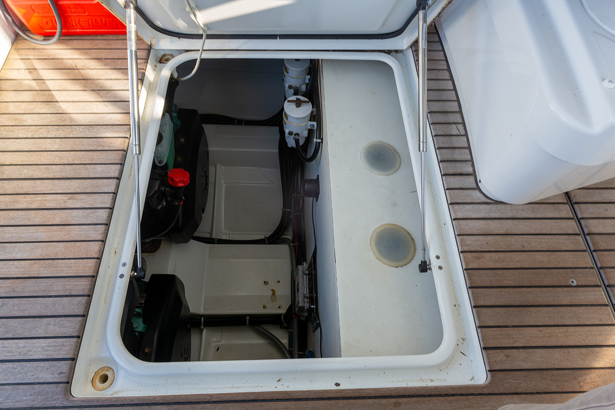 Goed onderhouden sportieve motorboot — foto 53 van 55