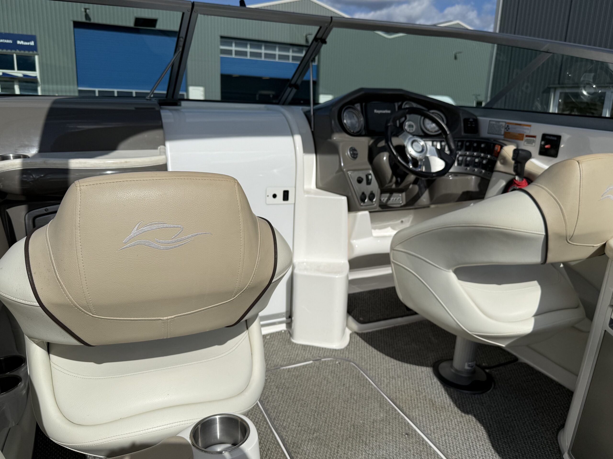 Rinker 276 Captiva Cuddy incl. trailer — foto 13 van 13