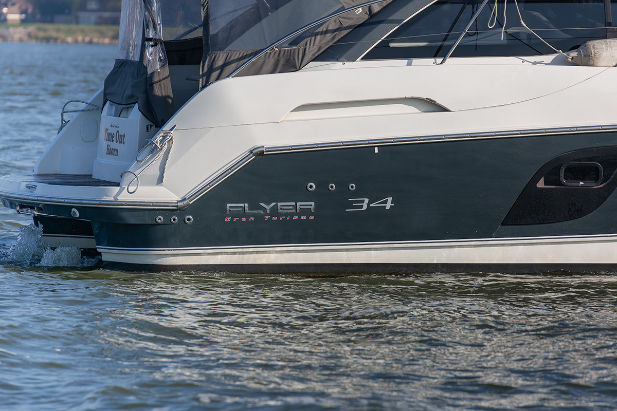 Goed onderhouden sportieve motorboot — foto 11 van 55