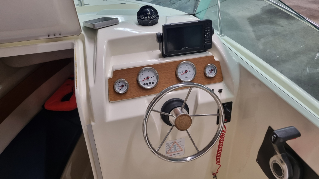 Jeanneau Merry Fisher 585 met Suzuki DF90A en trailer — foto 12 van 19