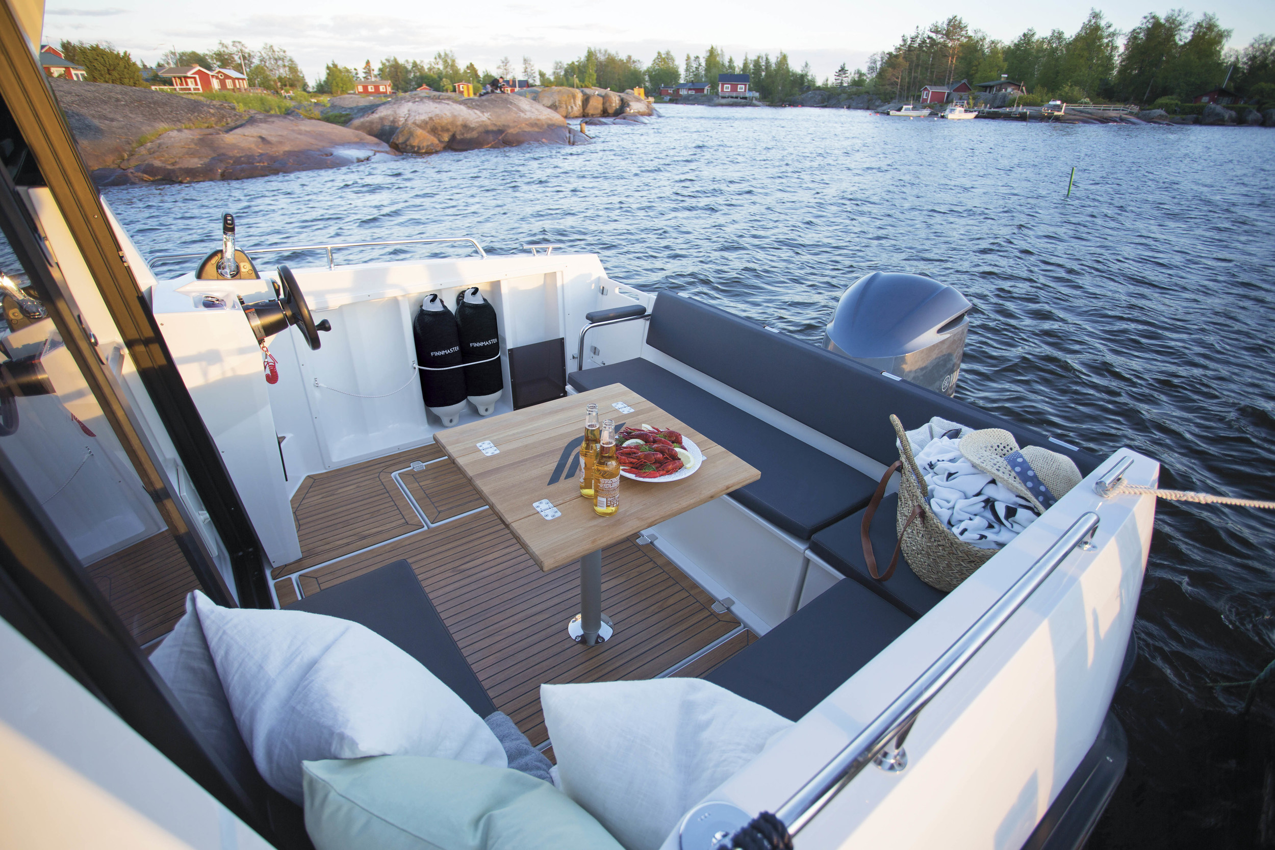 Finnmaster pilot 8 met 2x 200 pk Yamaha motoren  — foto 20 van 45