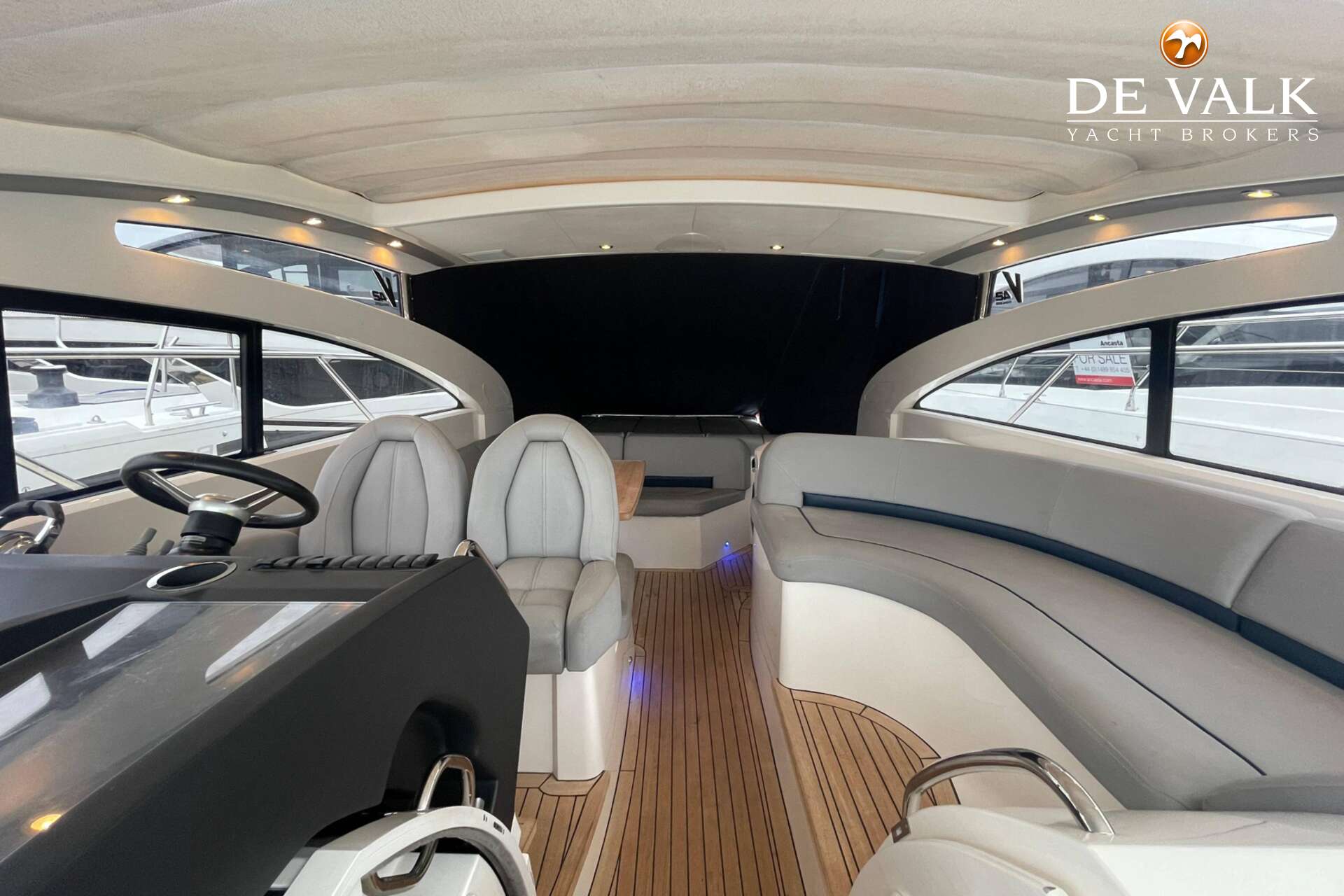 Princess V42 — foto 13 van 30