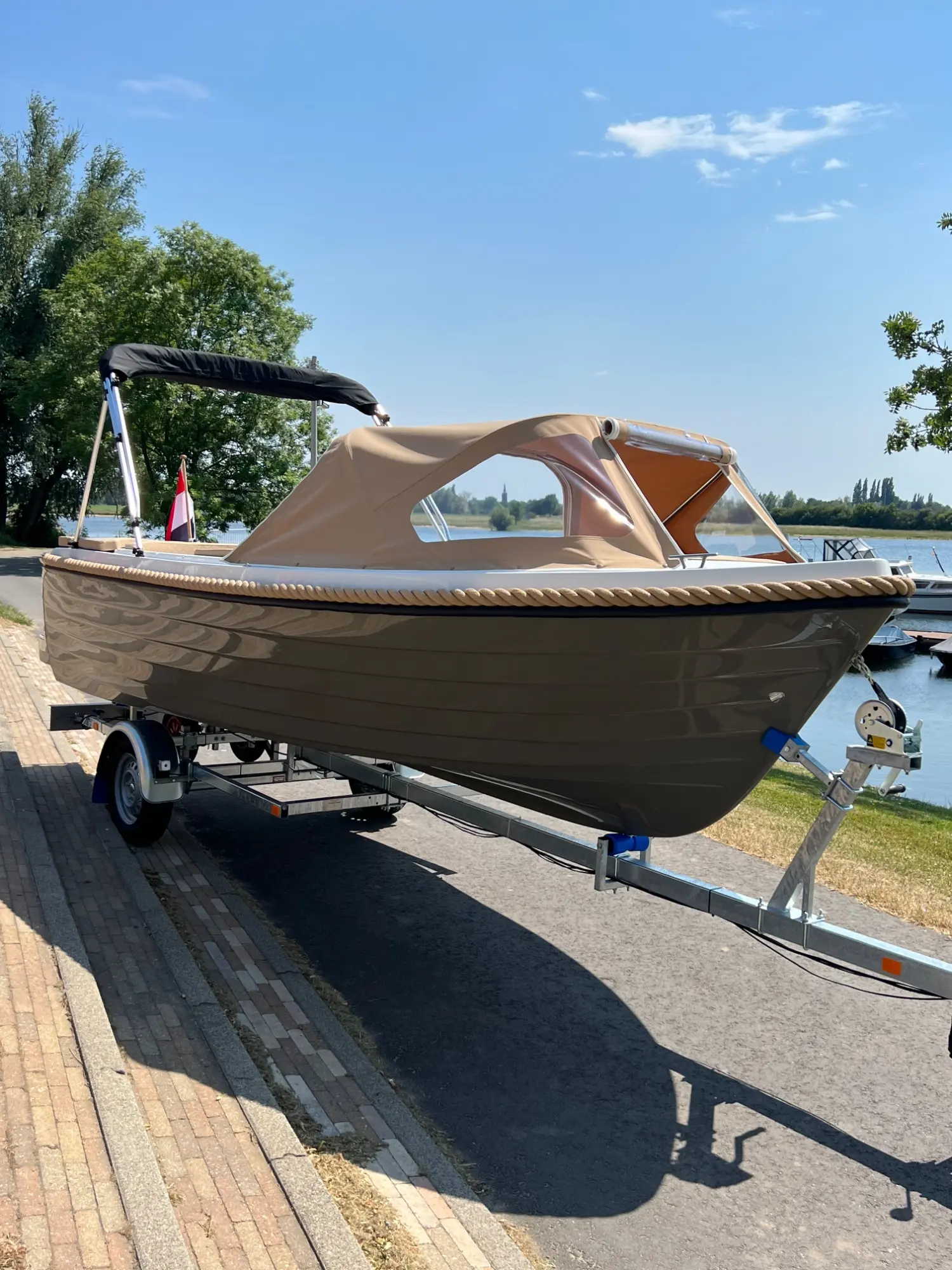 Maassloep 570 Honda 20pk nieuw kleur taup — foto 9 van 14