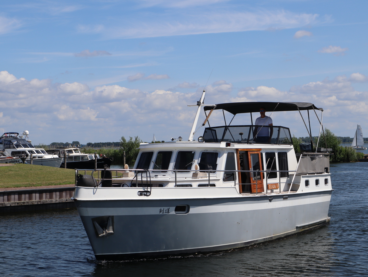 Vissers Trawler 1050