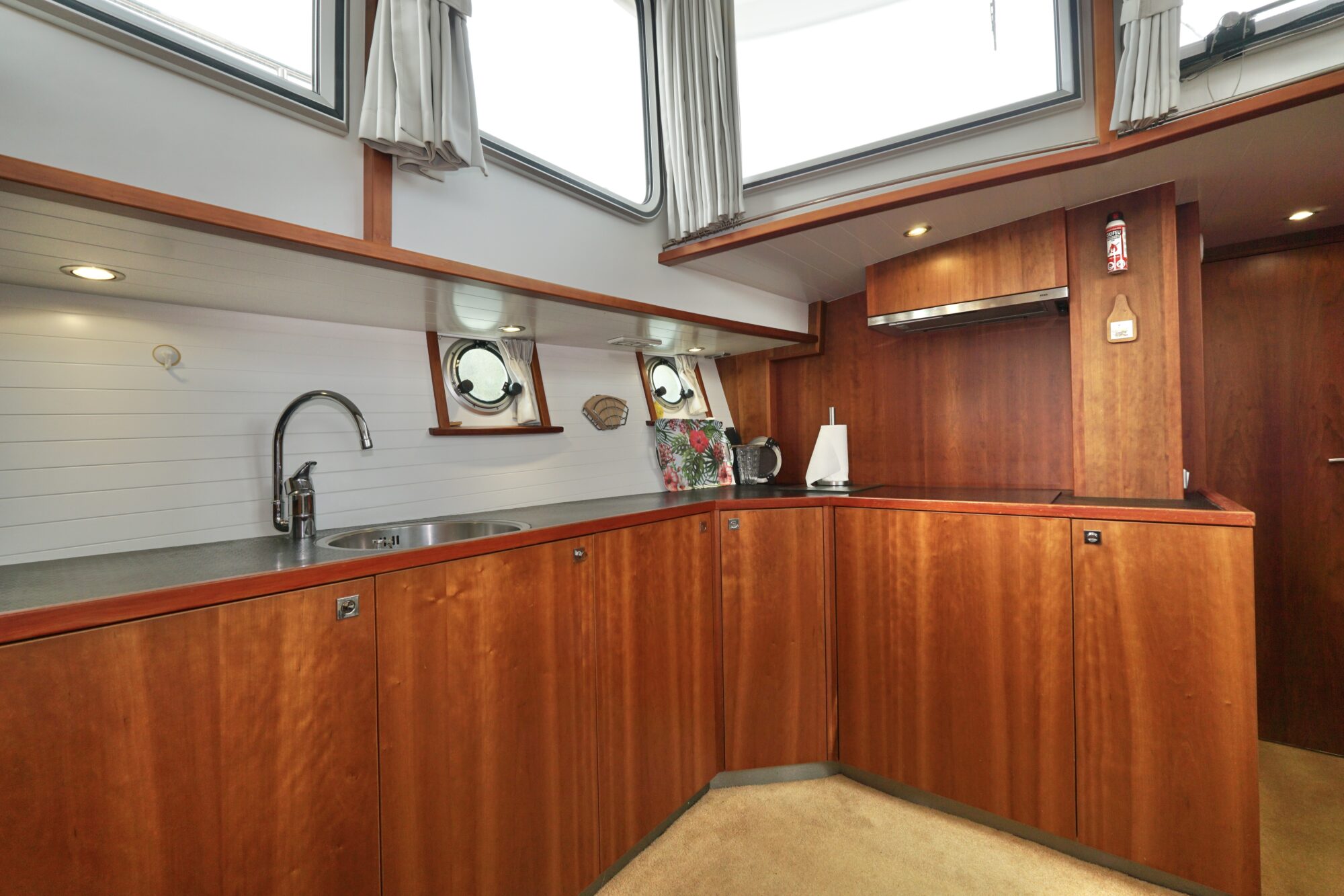 Serious Yachts Gently Low Bridge 45 Sedan — foto 25 van 74