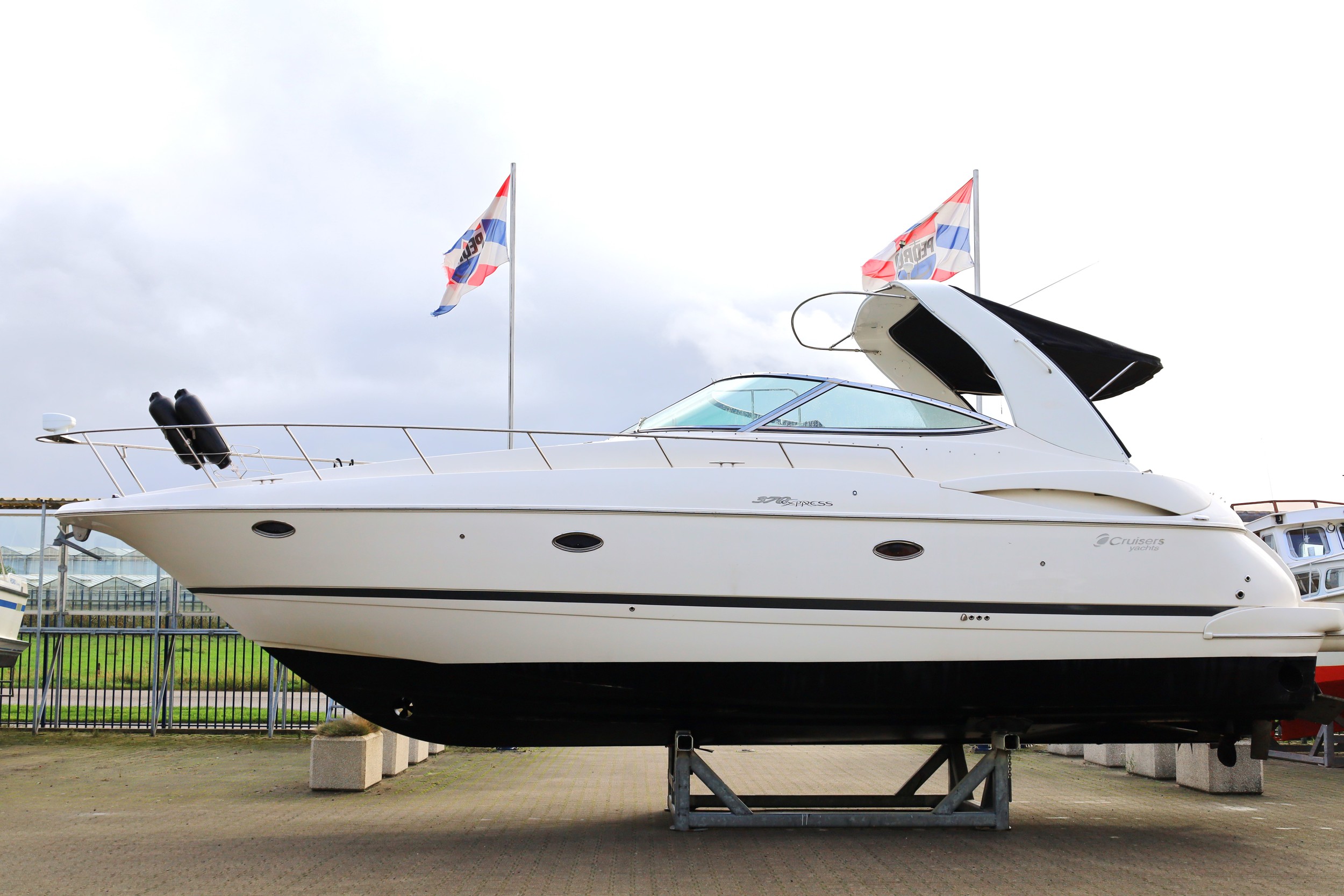 Cruiser Yachts 370 Express — foto 6 van 31