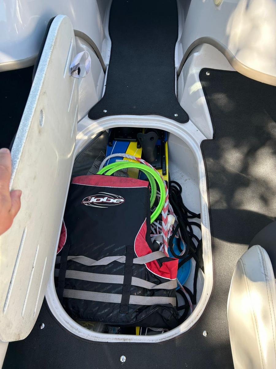 Four Winns H180 Bowrider outboard — foto 17 van 28