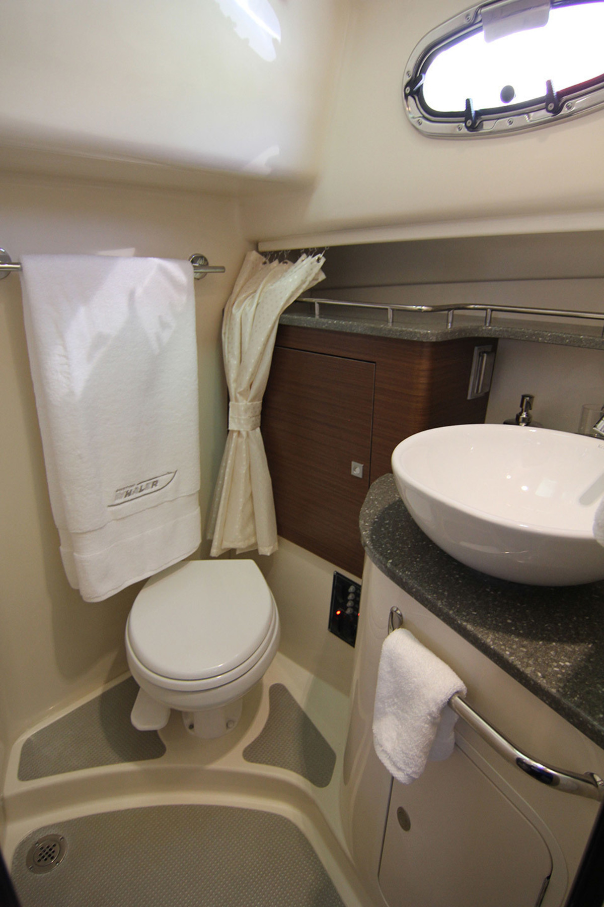 Boston Whaler 345 Conquest — foto 16 van 16