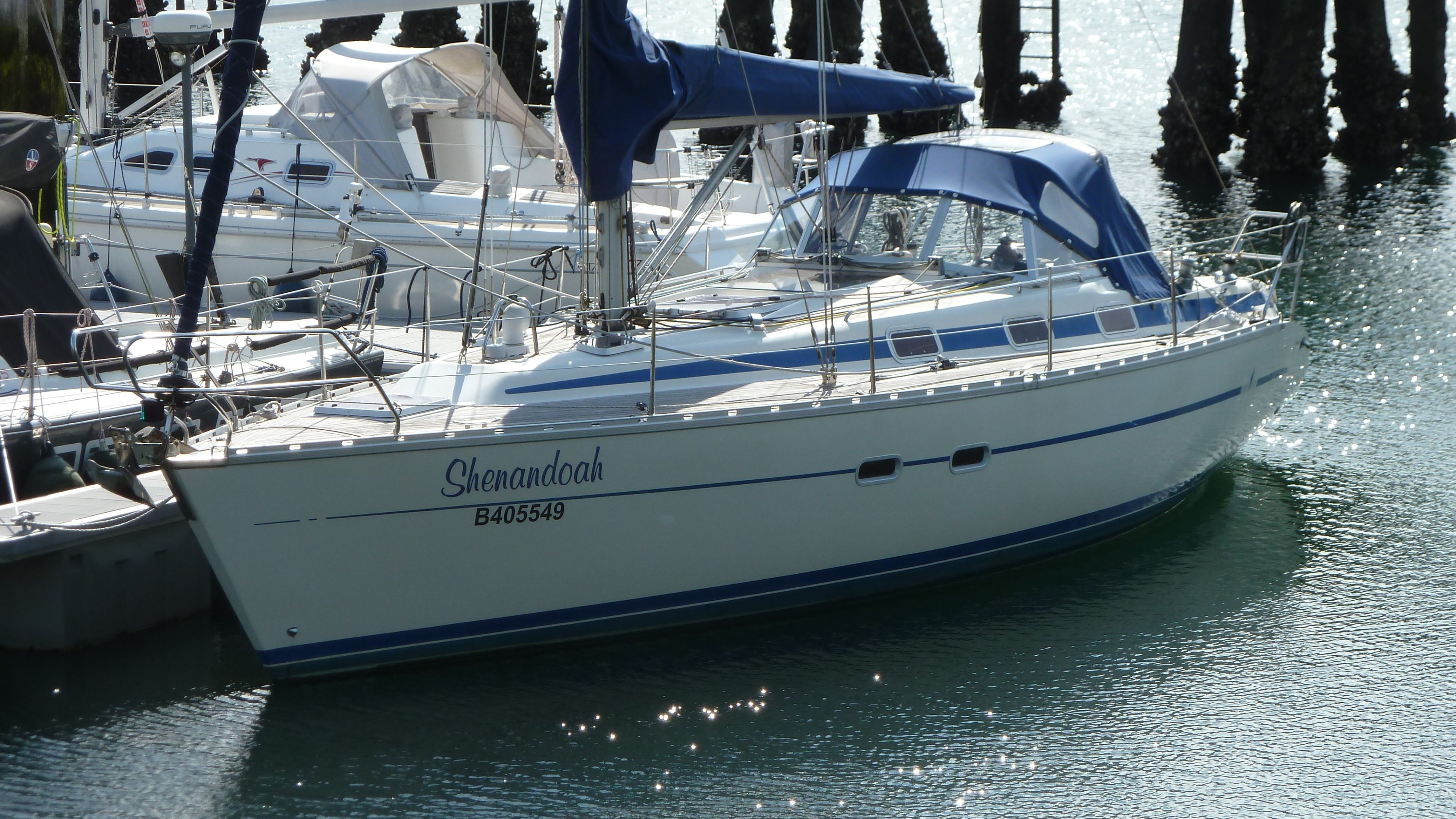 Bavaria 350 Lagoon — foto 1 van 12