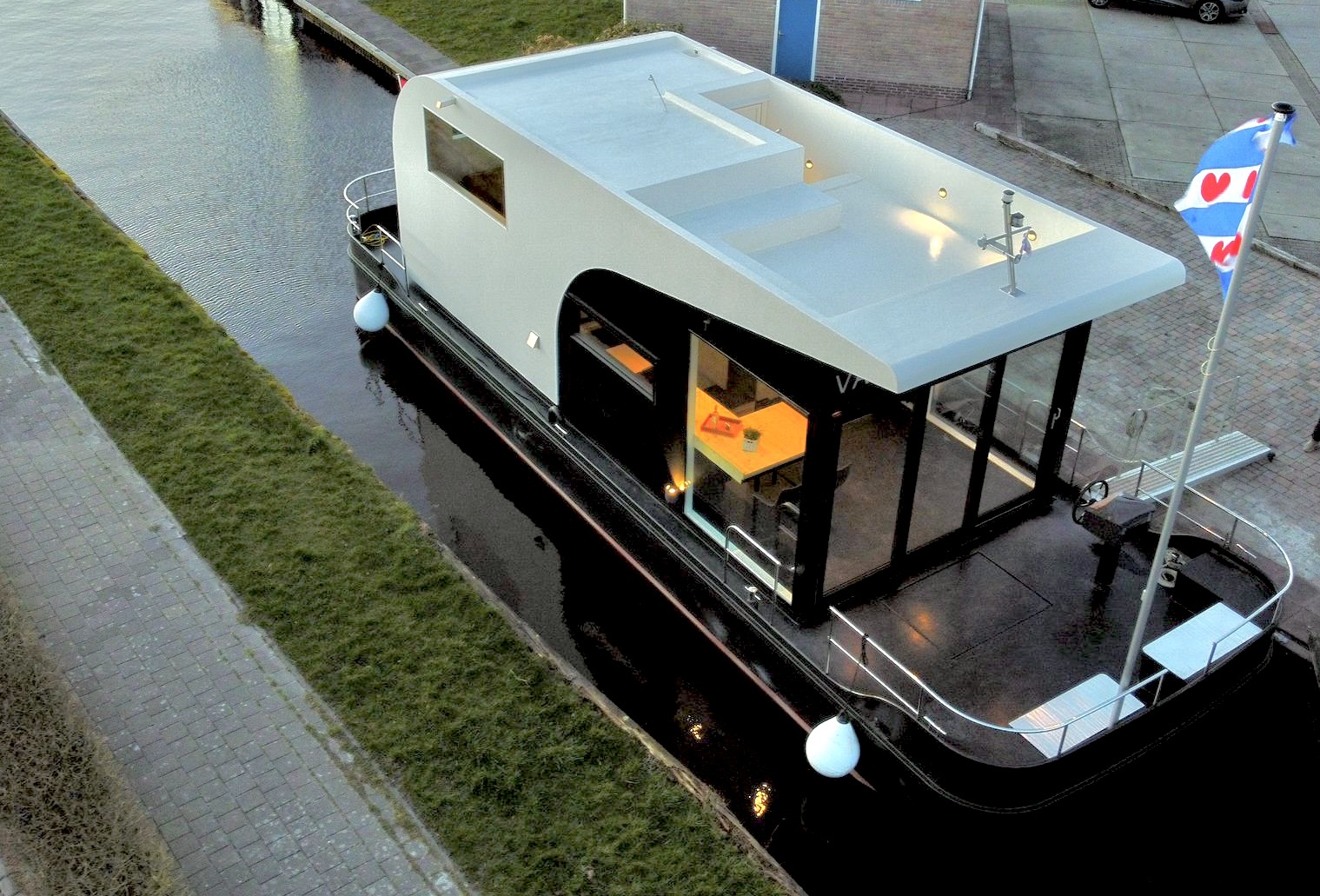 HOMESHIP VaarLoft Volledig Elektrische Houseboat — foto 52 van 60