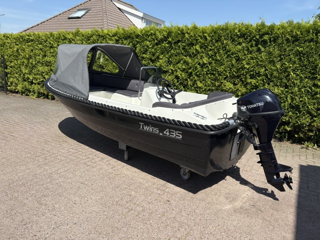 Twins 435 met Tohatsu 8 PK 4 Takt en  Buiskap — foto 1 van 13
