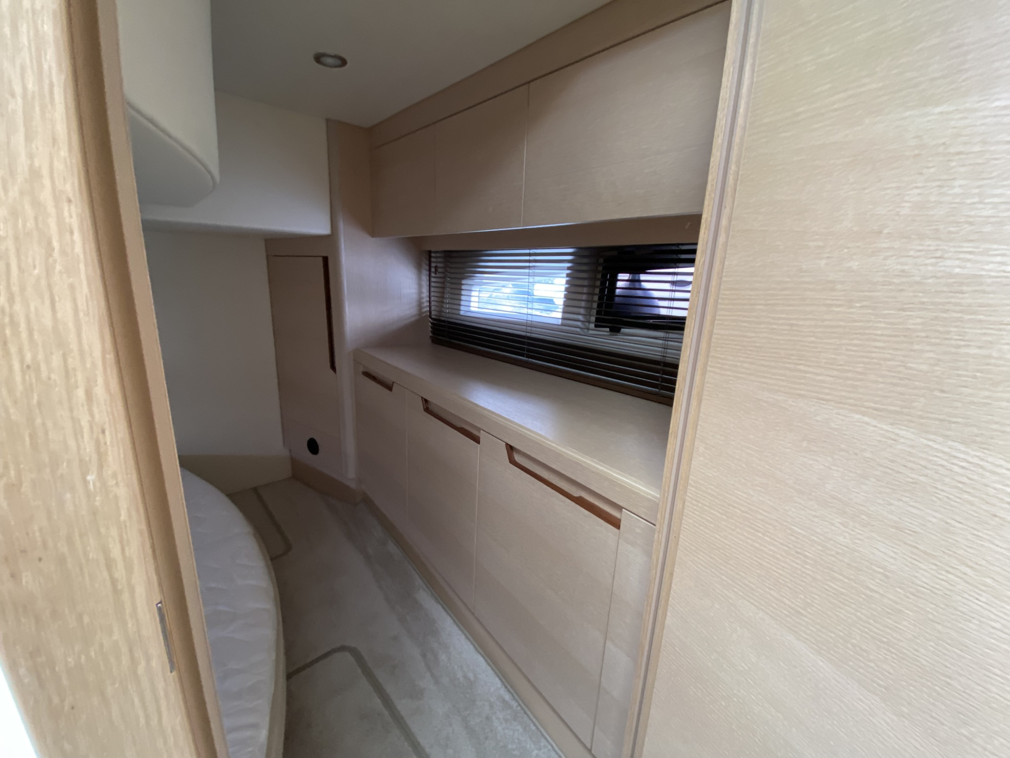 Galeon Yachts Galeon 325 HTS met 2 x Mercruiser 4.5l MPI 250 pk - Bouwjaar 2017 — foto 21 van 23