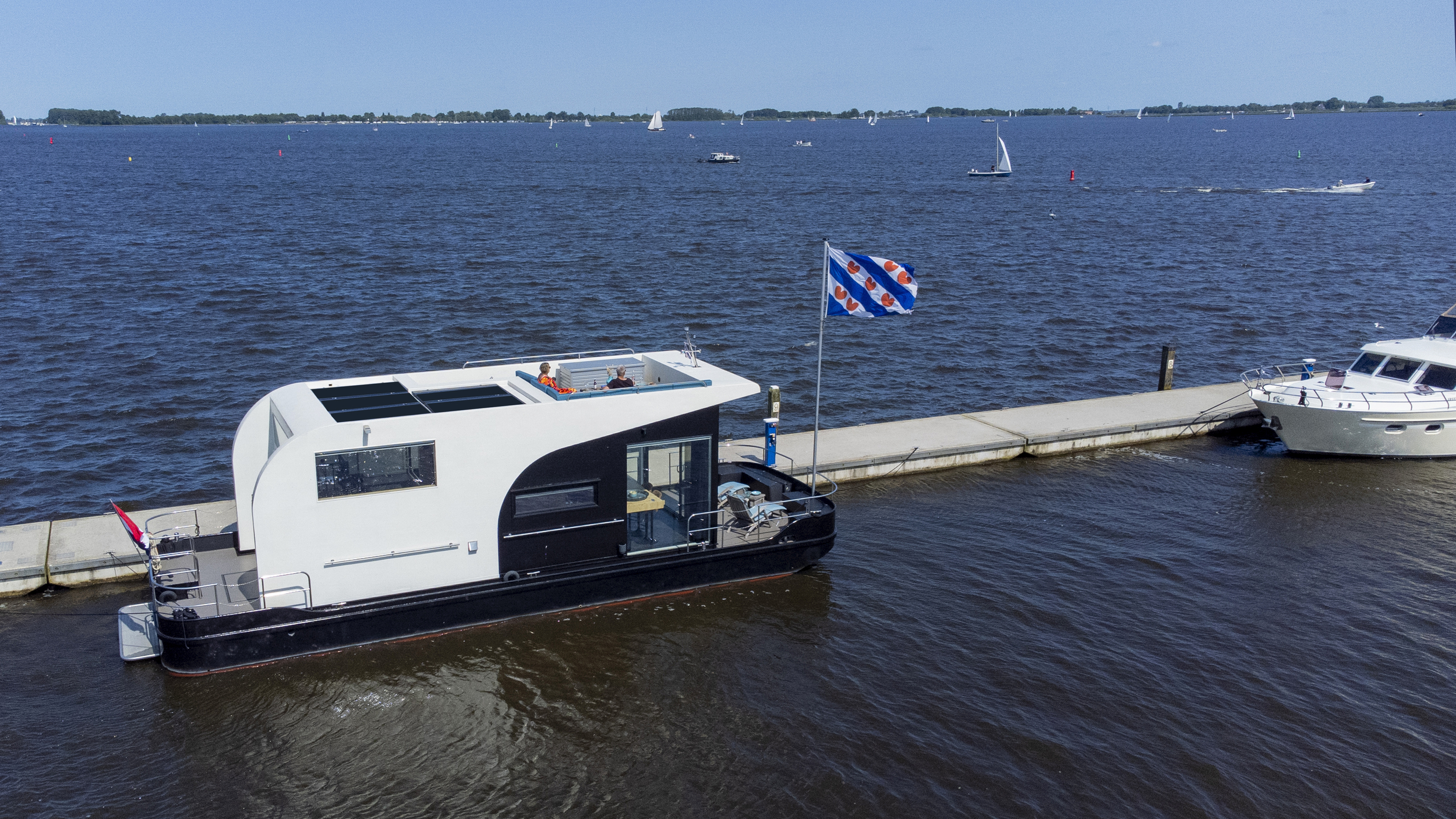 HOMESHIP VaarLoft Volledig Elektrische Houseboat — foto 8 van 60