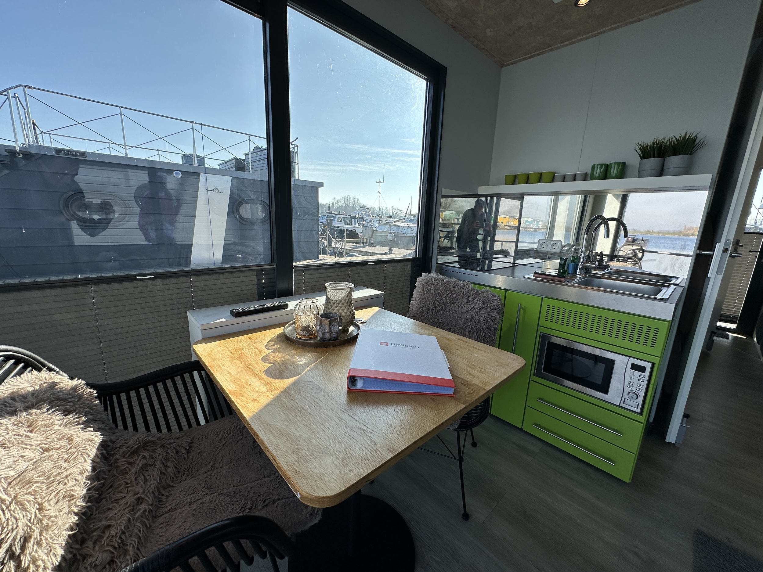 Gielissen Marin Home 32 Tiny Houseboat — foto 15 van 43