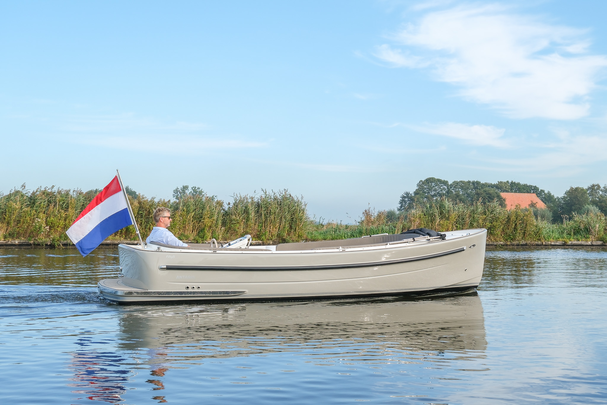 Antaris Fifty5 — foto 1 van 12