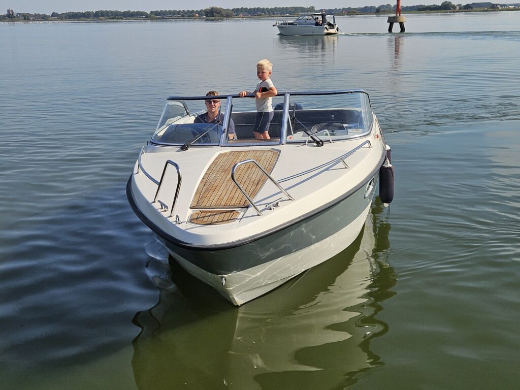 AMT 230 DC met Suzuki DF250 — foto 3 van 5