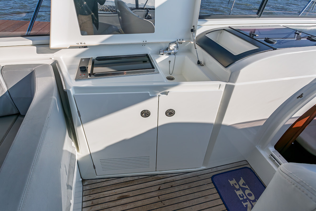 Goed onderhouden sportieve motorboot — foto 25 van 55
