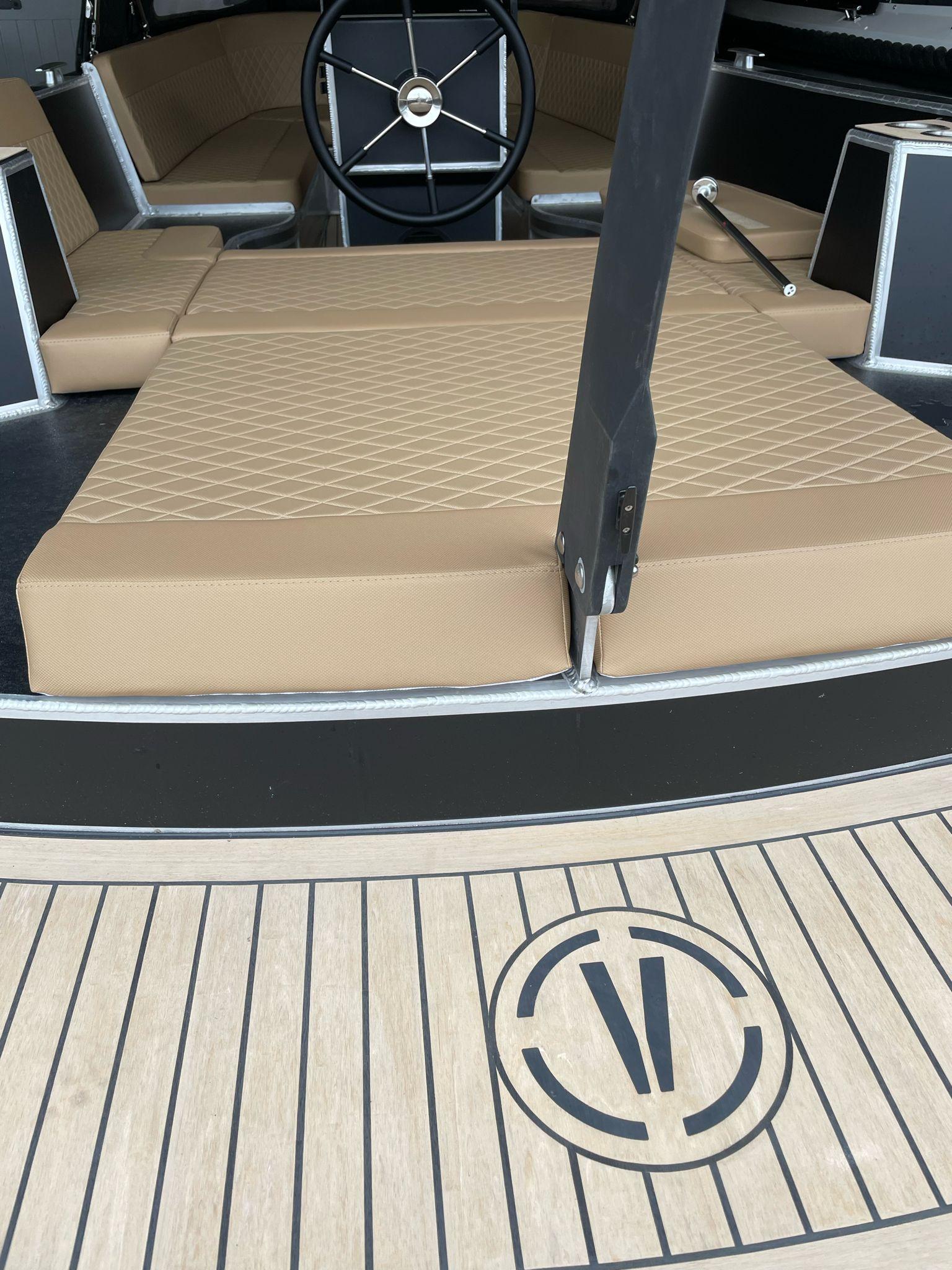 Compleet luxe uitgerust VanVossen elektrische tender met softtop en flexteak vloer — foto 6 van 8