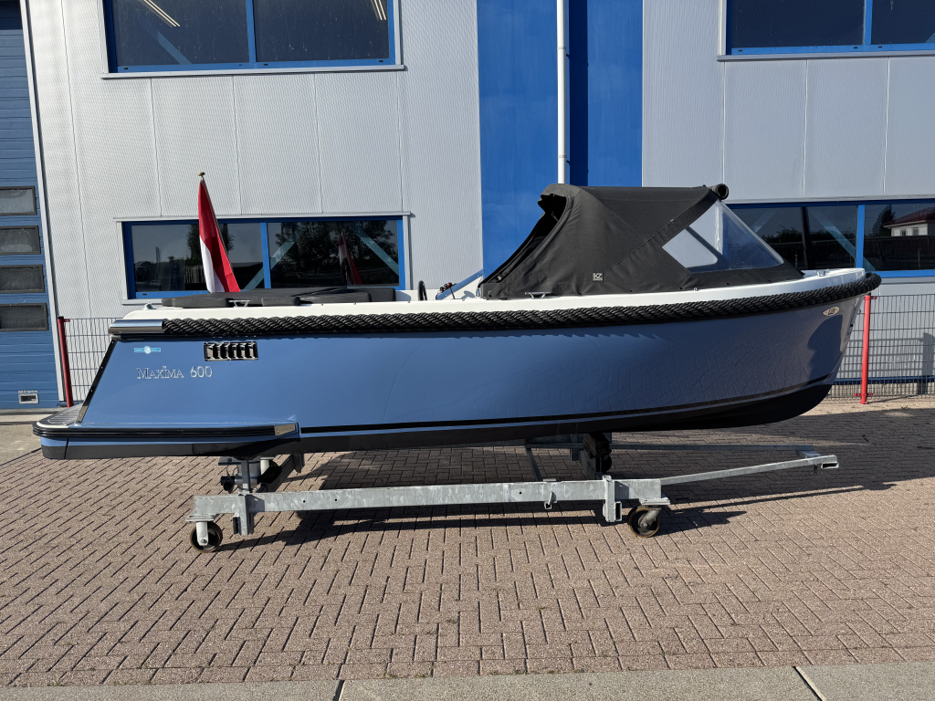 Maxima 600 met Honda 20 pk