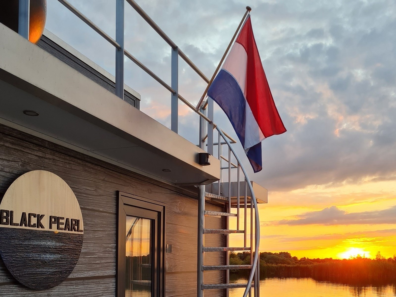 VaarAppartement 'Black Pearl' Houseboat - Panoramahut — foto 15 van 42