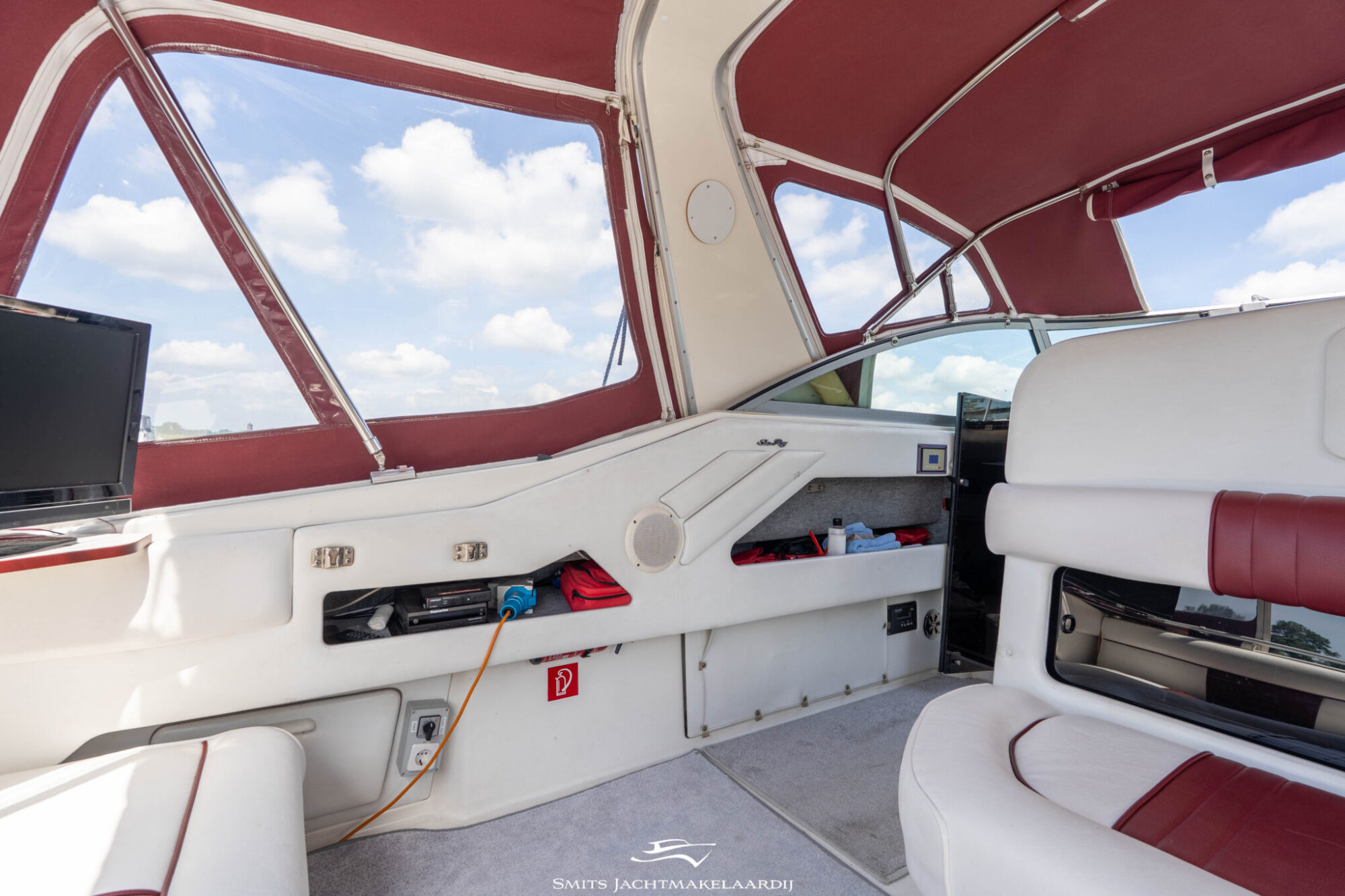 Sea Ray 370 Express Cruiser — foto 32 van 59