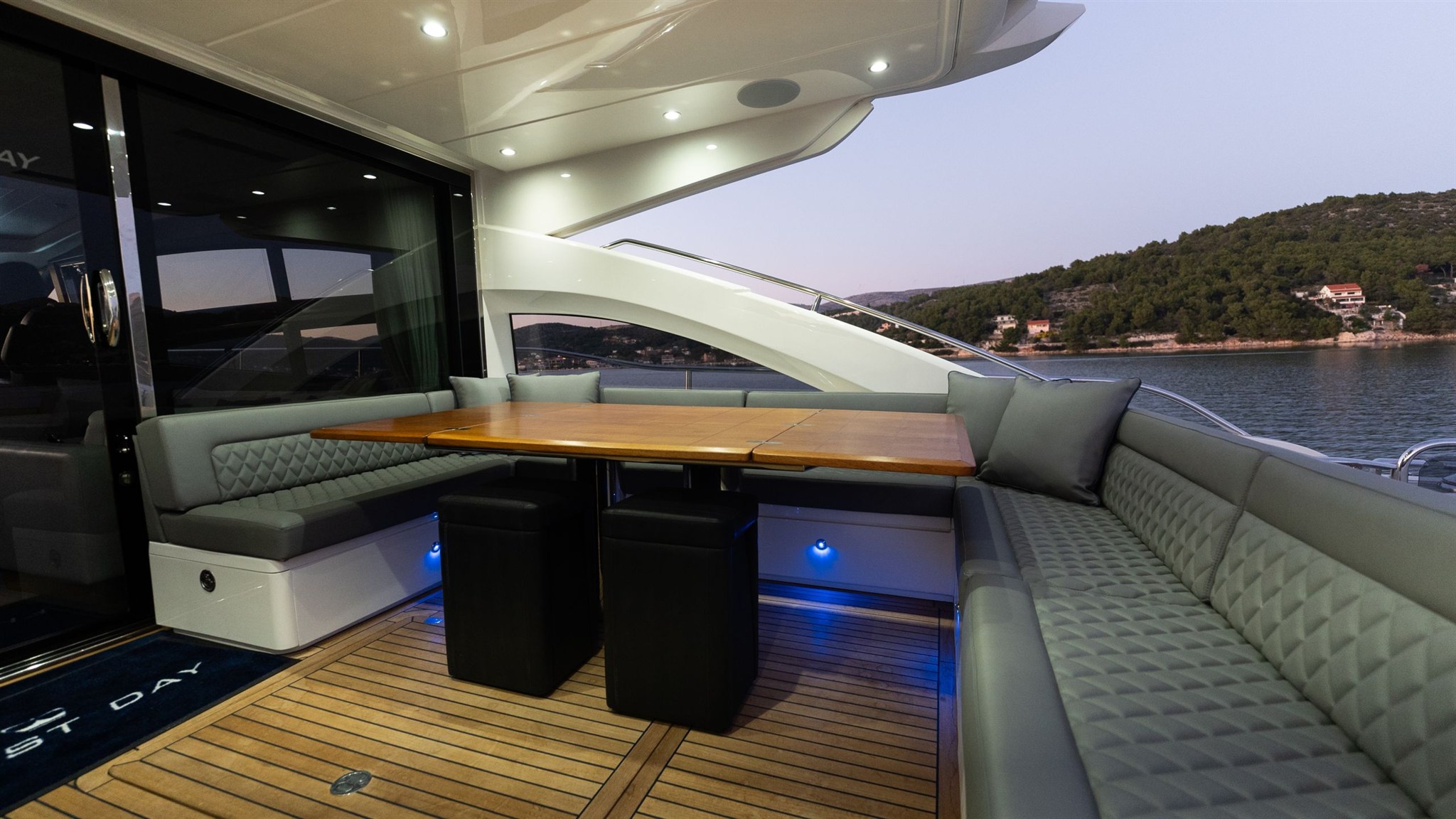 Princess V72 (2012) — foto 7 van 11