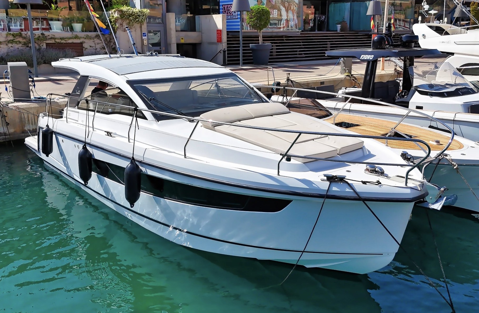 Sealine S335
