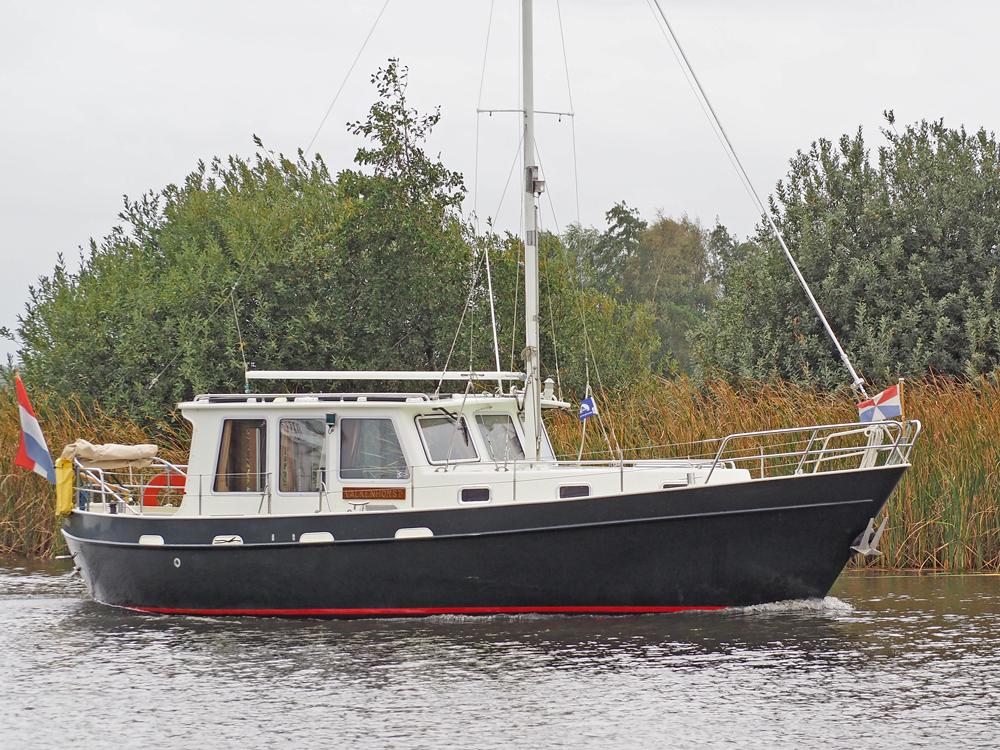 Jachtwerf P. Valk (Franeker) en Scheepsbouw Kroes (Leeuwarden) Valk Kotter 1000 OK — foto 1 van 11